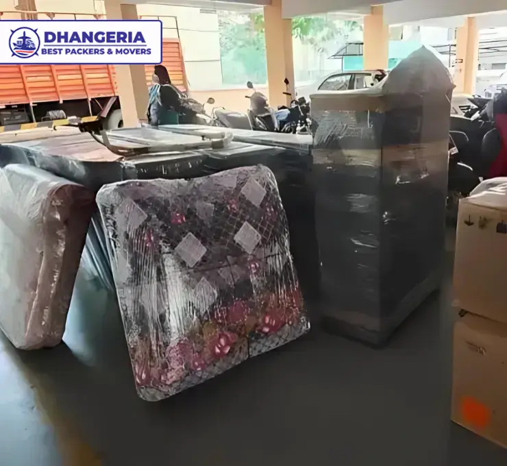 Expert Team Handling Your Belongings